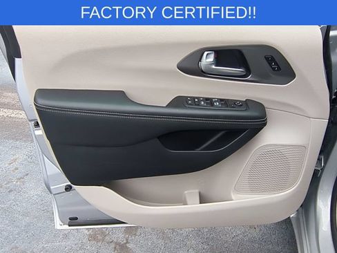 Certified 2024 Chrysler Pacifica Touring-L FWD image 12