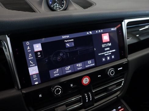 Certified 2024 Porsche Macan AWD/4WD image 19