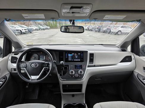 Used 2017 Toyota Sienna LE image 19