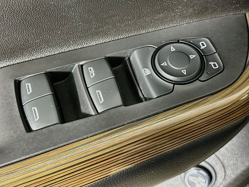 Used 2021 GMC Acadia SLE w/ Driver Convenience Package FWD image 19