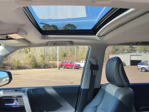 Used 2018 Toyota 4Runner SR5 Premium image 14