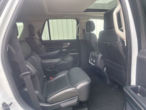 Used 2025 Ford Expedition Platinum AWD/4WD image 14