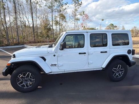 Used 2025 Jeep Wrangler Unlimited Sahara AWD/4WD image 2