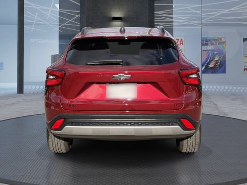 Used 2025 Chevrolet Trax LT w/ LPO, Blackout Package FWD image 5