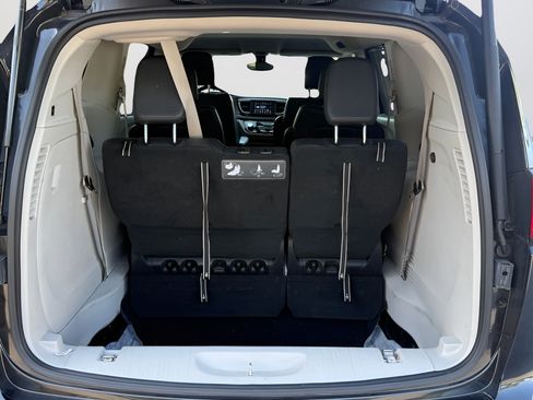 Certified 2019 Chrysler Pacifica Touring-L FWD image 34