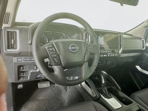 Used 2025 Nissan Frontier SV w/ SV Convenience Package RWD image 11