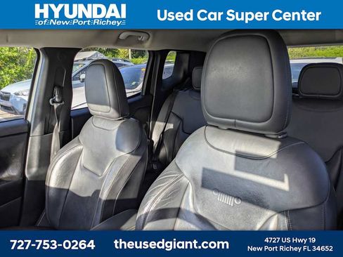 Used 2016 Jeep Renegade Limited FWD image 3