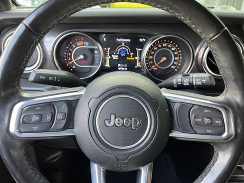 Used 2022 Jeep Wrangler Unlimited Sahara AWD/4WD image 28