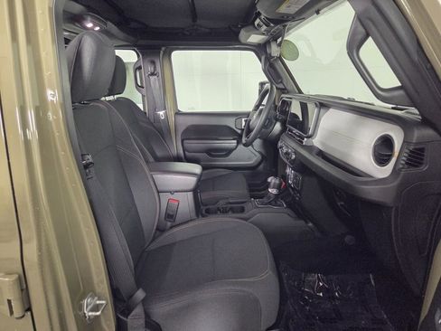 Certified 2025 Jeep Gladiator Sport image 32