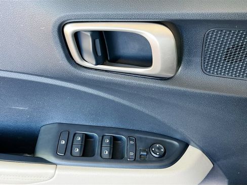 Used 2024 Hyundai Venue Limited FWD image 18