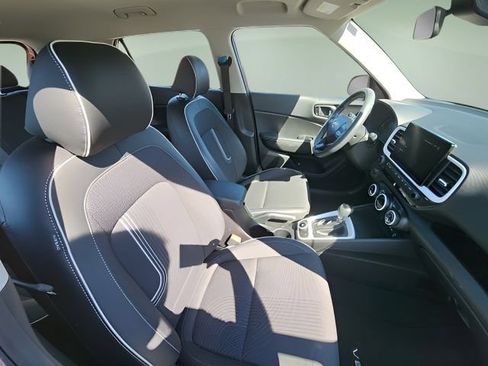 Used 2024 Hyundai Venue Limited FWD image 15