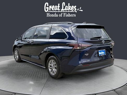 Used 2025 Toyota Sienna XLE image 3