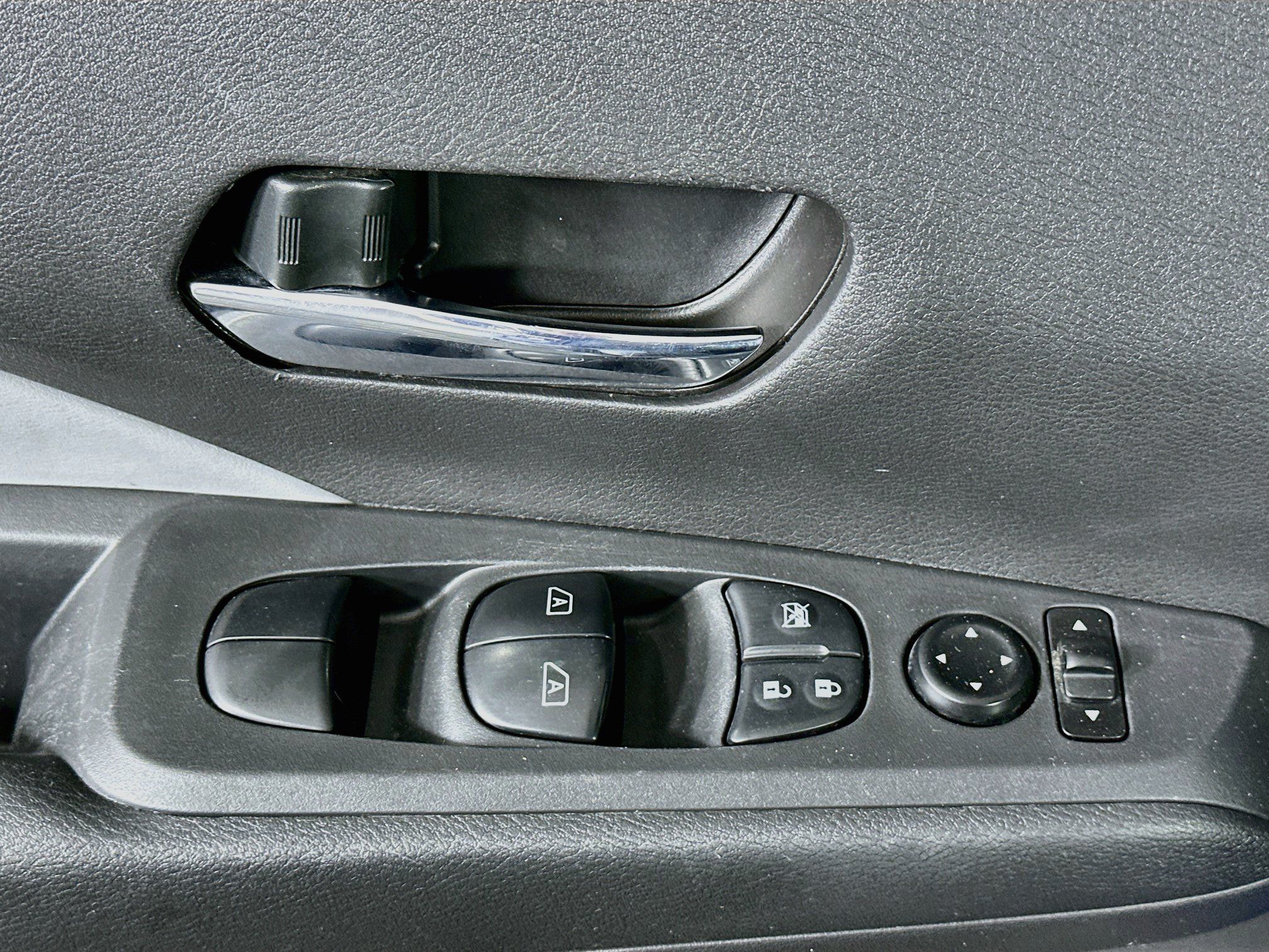 Used 2024 Nissan Kicks SR w/ SR Premium Package FWD image 15