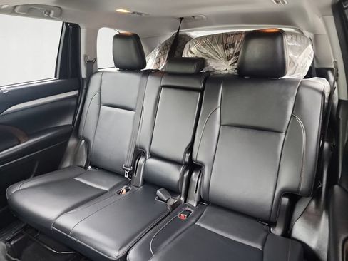 Used 2019 Toyota Highlander XLE AWD/4WD image 14