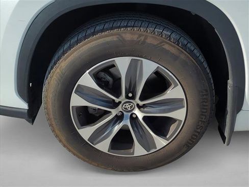 Used 2024 Toyota Highlander XLE image 6