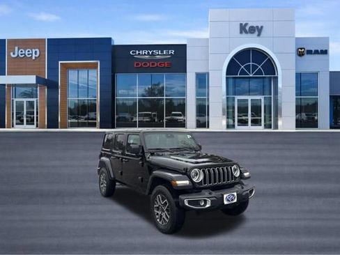 Used 2025 Jeep Wrangler Sahara image 8