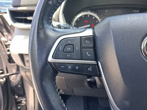 Used 2022 Toyota Highlander XLE FWD image 18