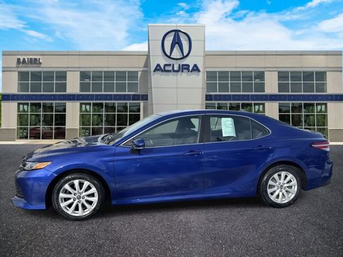 Used 2018 Toyota Camry LE image 2