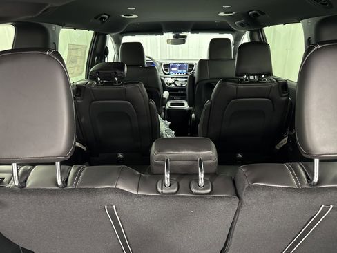 New 2026 Chrysler Pacifica Select image 9