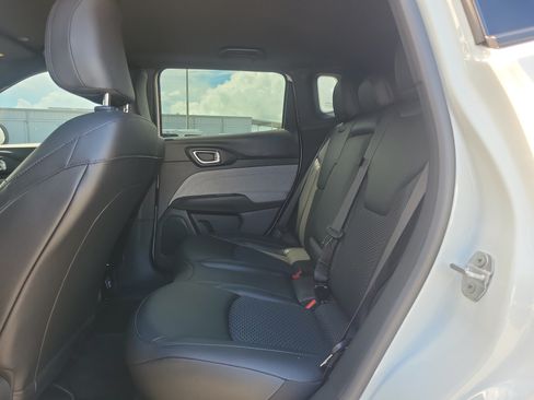 Used 2025 Jeep Compass Latitude AWD/4WD image 8