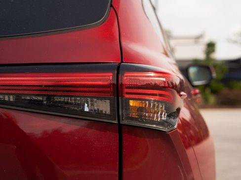 Used 2022 Toyota Highlander LE FWD image 18