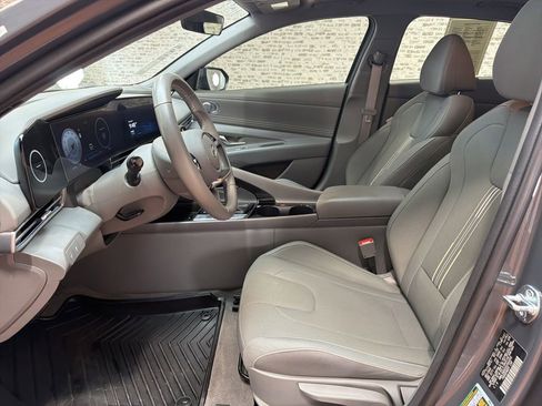 Used 2025 Hyundai Elantra SEL FWD image 25