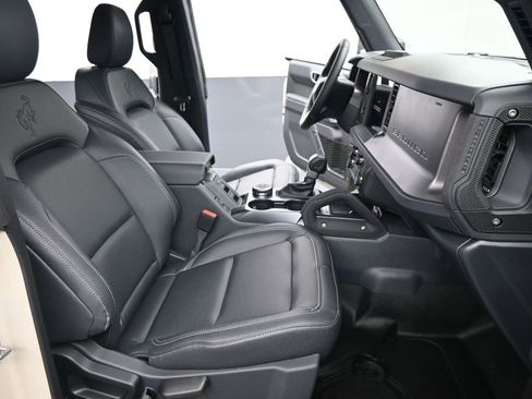 New 2025 Ford Bronco Badlands image 2