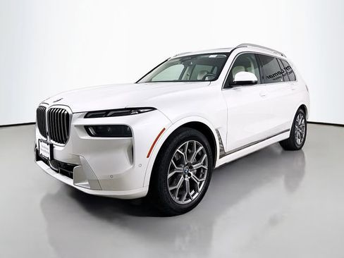 Used 2023 BMW X7 xDrive40i w/ Executive Package image 3