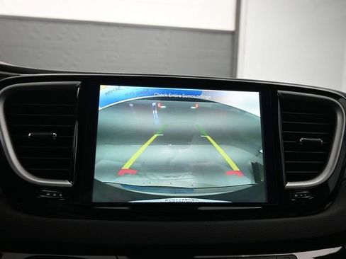 Used 2025 Chrysler Pacifica Select image 19