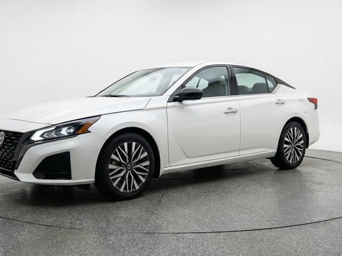 Used 2025 Nissan Altima 2.5 SV image 3