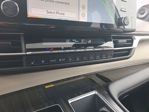 Used 2021 Toyota Sienna Platinum image 12