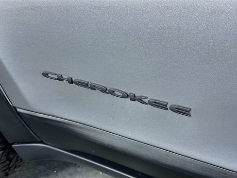 Used 2015 Jeep Cherokee Trailhawk w/ Leather Interior Group AWD/4WD image 27