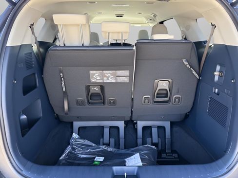 New 2026 Kia Carnival EX image 12