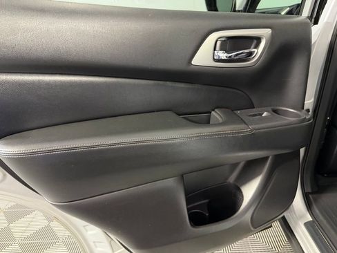 Used 2020 Nissan Pathfinder SV image 26