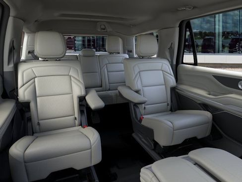 New 2026 Lincoln Navigator Premiere AWD/4WD image 32