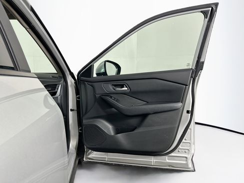 Used 2025 Nissan Rogue SV image 32