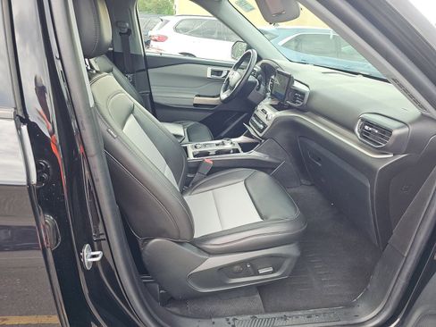 Used 2022 Ford Explorer XLT w/ Equipment Group 202A AWD/4WD image 7