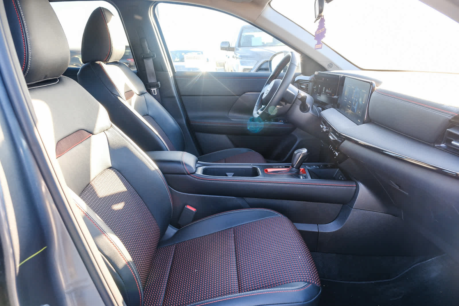 Used 2026 Nissan Kicks SR FWD image 18