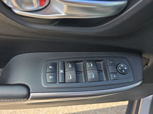 Used 2020 Jeep Cherokee Latitude Plus w/ Cold Weather Group AWD/4WD image 26