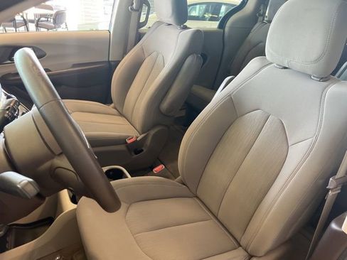 Used 2021 Chrysler Voyager LX image 17