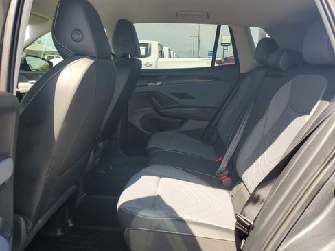Used 2025 Volkswagen Tiguan SE FWD image 13