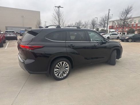 Used 2024 Toyota Highlander Platinum image 3