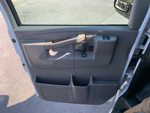 Used 2018 Chevrolet Express 2500 w/ Driver Convenience Package RWD image 7