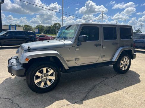 Used 2017 Jeep Wrangler Unlimited Sahara w/ Connectivity Group image 11