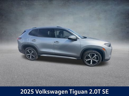 New 2025 Volkswagen Tiguan SE image 2