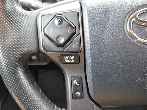 Used 2018 Toyota Tacoma TRD Sport w/ Technology Package image 32