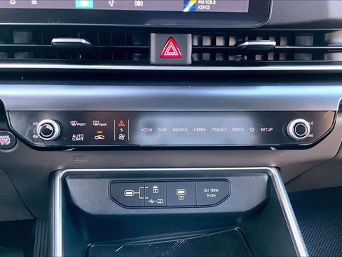 Used 2025 Kia Carnival FWD image 32