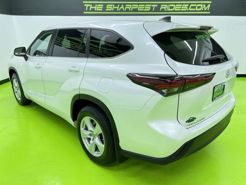 Used 2024 Toyota Highlander LE AWD/4WD image 7