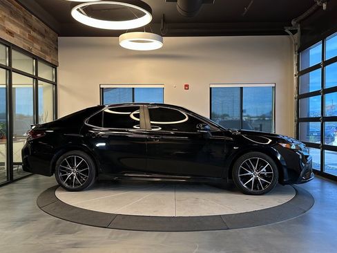 Used 2022 Toyota Camry SE image 2