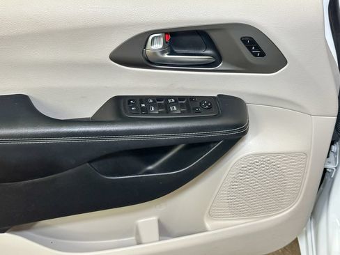 Used 2023 Chrysler Pacifica Touring-L FWD image 21